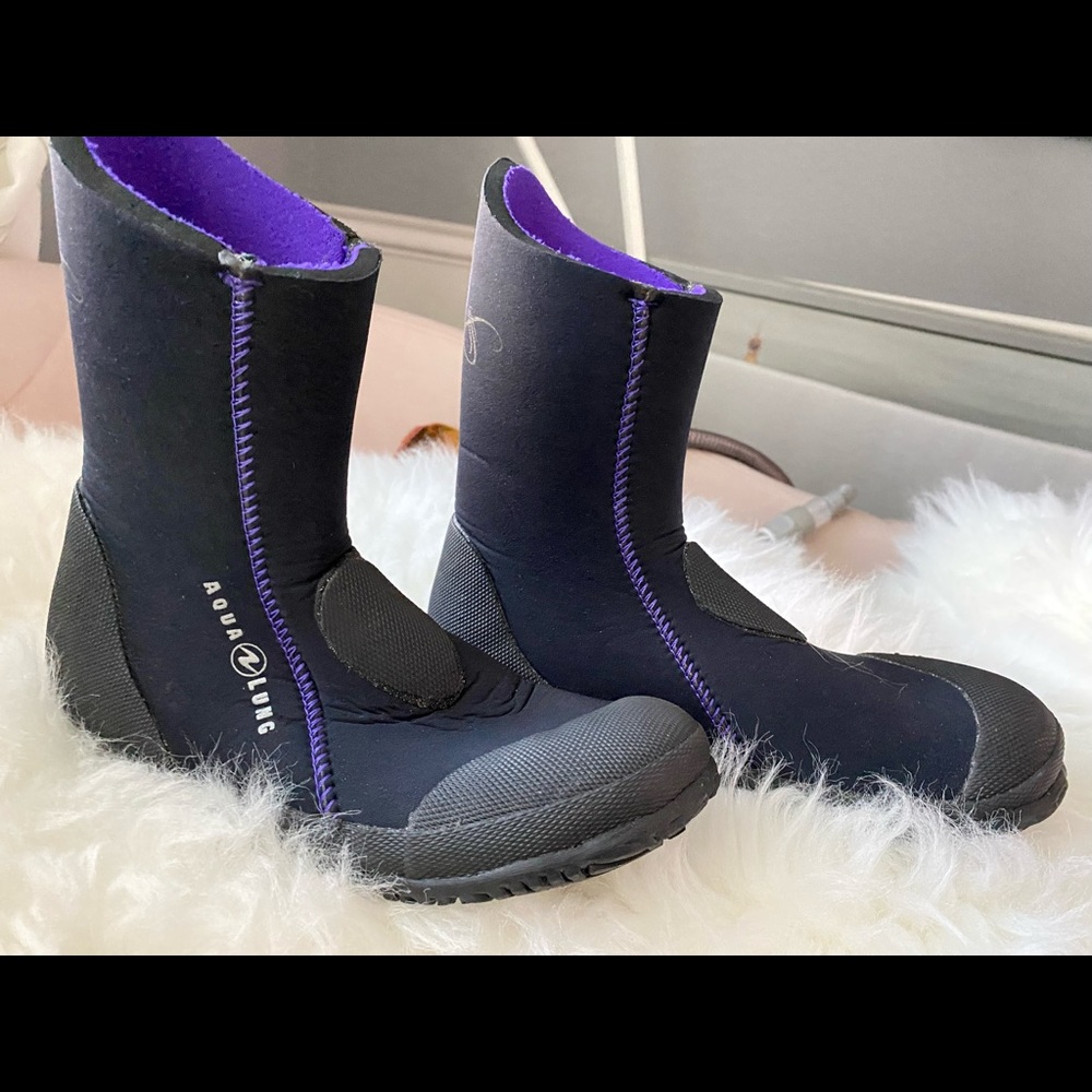 Aqua Lung 7mm size 6 shoes (used)